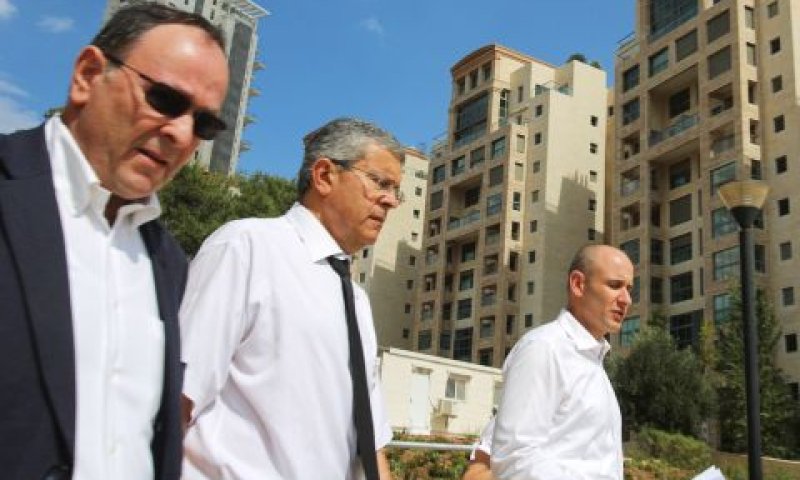 השופט רוזן (במרכז) בפרויקט הולילנד [צילום: פלאש 90]
