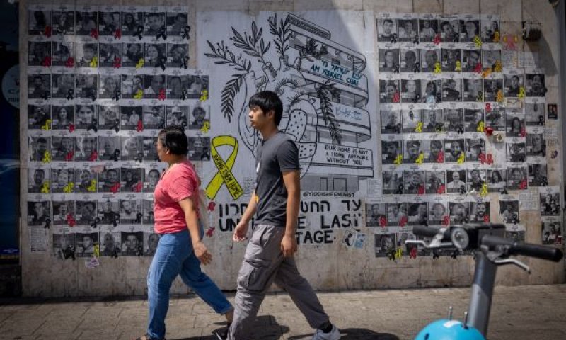 נתינים זרים בכיכר החטופים [צילום: מרים אלסטר/פלאש 90]