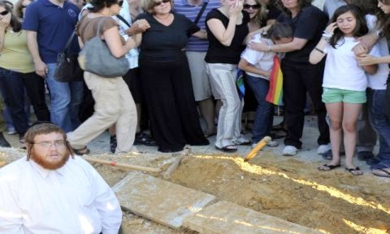 הלווייתו של ניר כץ שנרצח בארוע הירי בבית האגודה ההומו-לסבית [צילום: פלאש 90]