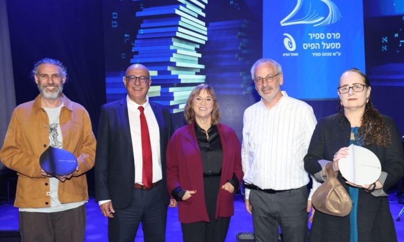 מימין: רוני פרצ׳קה״, מנכ"ל מפעל הפיס, עו"ד בני דרייפוס, יו"רית ועדת השיפוט ד"ר רות קלדרון, יו"ר ודירקטוריון מפעל הפיס, איציק לארי, אמיר חרש [צילום: סיון פרג']