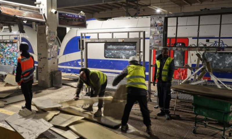 נזקי טיל אירני בתחנת רכבת סבידור בתל אביב, במהלך 'שאגת הארי' [צילום: רכבת ישראל]