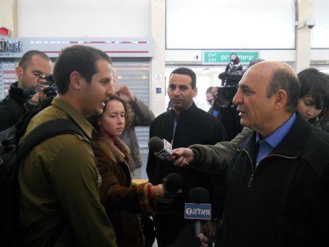 מופז בתחנת הרכבת. התעניינות אמיתית או ניצול חיילים לקמפיין פוליטי?