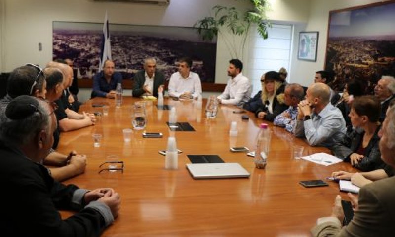 פגישת שר האוצר, שר הכלכלה ויו"ר ההסתדרות אבי ניסנקורן, עם נציגי הוועדים של חברת טבע [צילום: דוברות משרד האוצר]