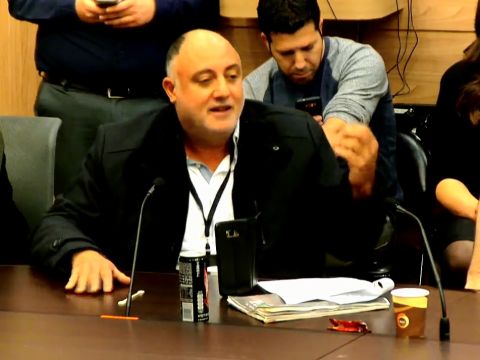 ברמר. חנווני שרוצה לקחת את הבנות לים בשבת