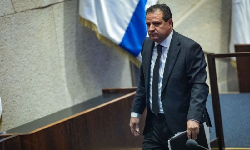 עודה. ההמון התפרע &ndash; השמשה נופצה [צילום: יונתן זינדל/פלאש 90]