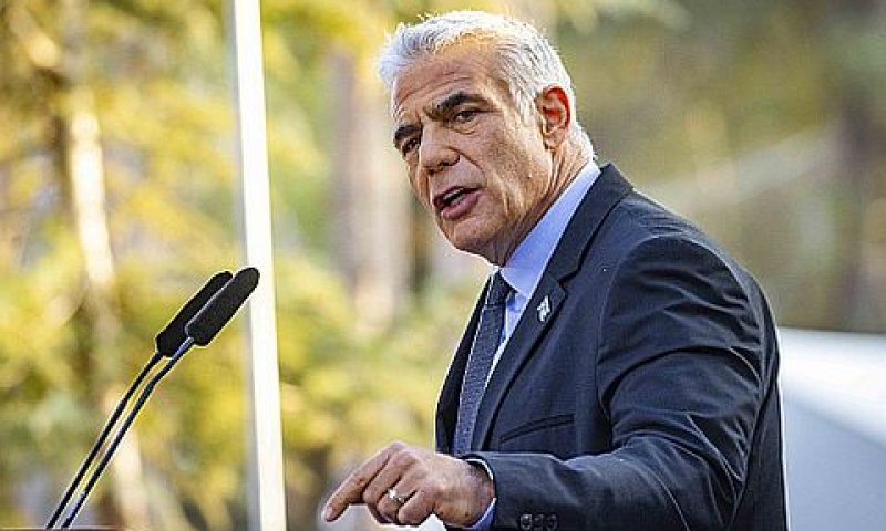לפיד באזכרה לרבין [צילום: אוליביה פיטוסי/פלאש 90]