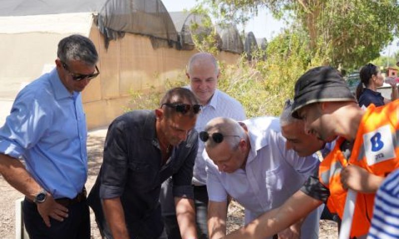 שר התקשורת ומנכ"ל בזק בחיבור מושב ישע לסיבים על גבול עזה