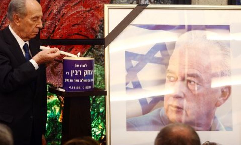 הנשיא פרס מדליק את 'נר יצחק' [צילום: פלאש 90]