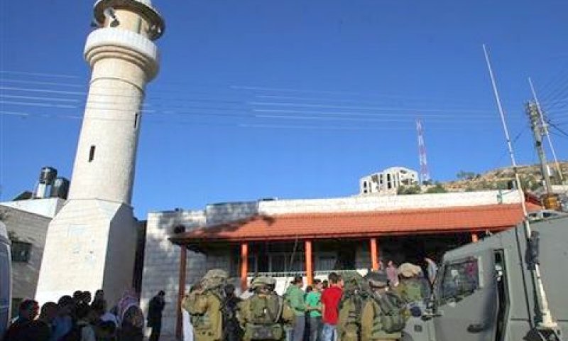 חזית המסגד השרוף [צילום: AP]