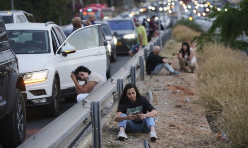 תל אביב. נהגים מתמגנים בשולי הכביש בעקבות שיגור טיל מתימן [צילום: אוהד צוויגנברג/AP]