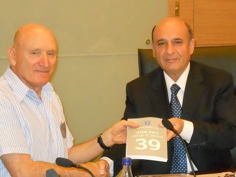 שאול מופז מקבל את דוח נציב קבילות חיילים