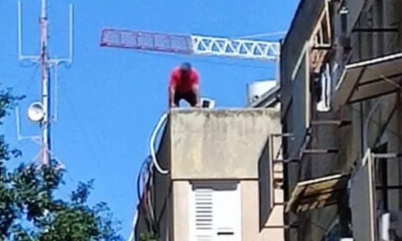 הבעל החשוד ברצח מתבצר על הגג ומאיים לקפוץ ולהתאבד [צילום: לפי סעית 27א לחוק זכויות יוצרים]
