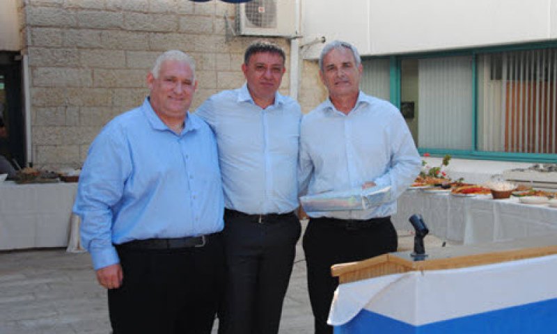 השר גבאי עם המנכ"ל הנכנס ישראל דנציגר והמנכ"ל היוצא דוד לפלר [צילום: המשרד להגנת הסביבה]