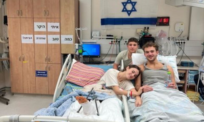 איתי רגב ג'רבי, אחותו מיה ג'רבי, ששוחררה לפני מספר ימים, בבית חולים סורוקה
