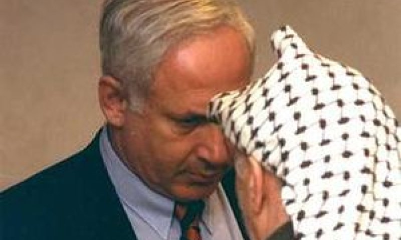 ערפאת ונתניהו ביום החתימה [צילום: אבי אוחיון/לע"מ]