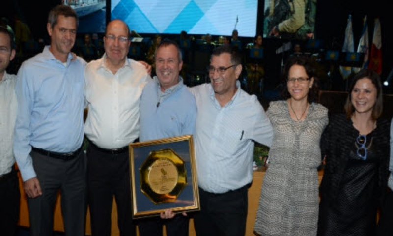 מימין לשמאל: עו"ד אביטל אנה טטרוב (סרן במיל.), לימור כרמל מנהלת משאבי אנוש,עו"ד דן גבע שותף (אל"מ במיל.), עו"ד יורם מובשוביץ שותף (סא"ל במיל.), משה בוגי יעלון שר הביטחון, עו"ד אלון גלרט שותף (אל"מ במיל.). [צילום: אביב חופי]