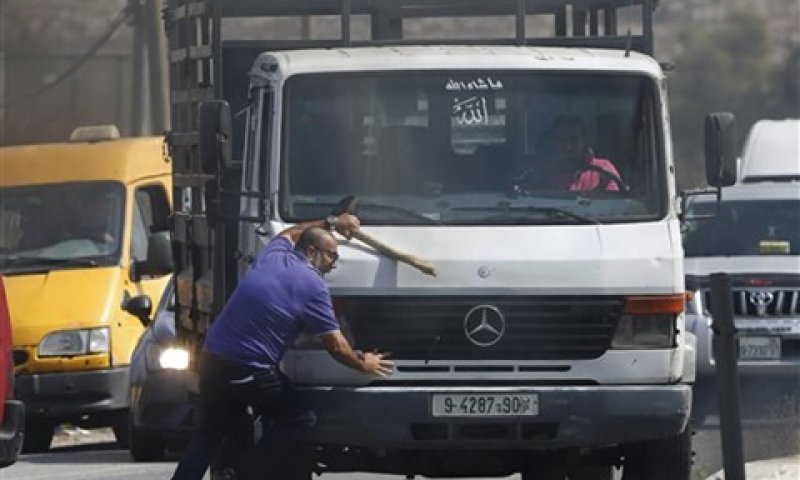 חסנו, שבריר שניה לפני שנדרס למוות [צילום: נאסר שיוואקי, AP]