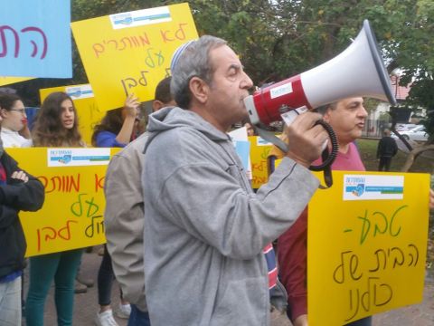 הפגנות מול ביתו של חמי פרס [צילום: באדיבות דוברות ההסתדרות]