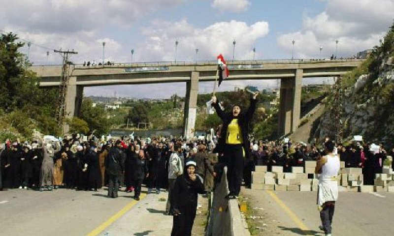 הפגנת נשים וילדים ליד העיר בניאס, השבוע [צילום: AP]