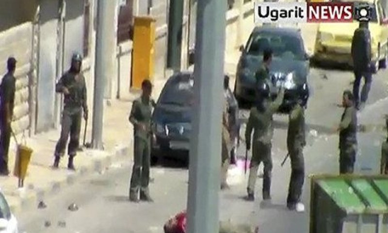 חיילים סוריה ליד גופה במחוז הצפוני אידליב [צילום: AP]
