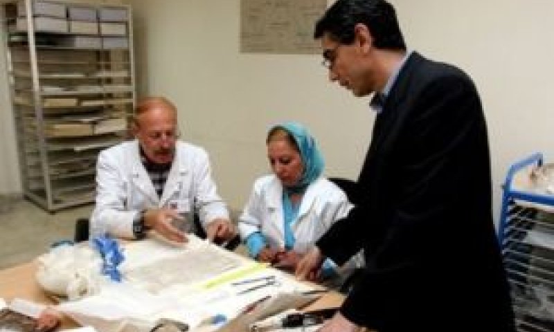 סעד אסקנדר, מנהל הספרייה הלאומית של עירק, מימין [צילום: AP]