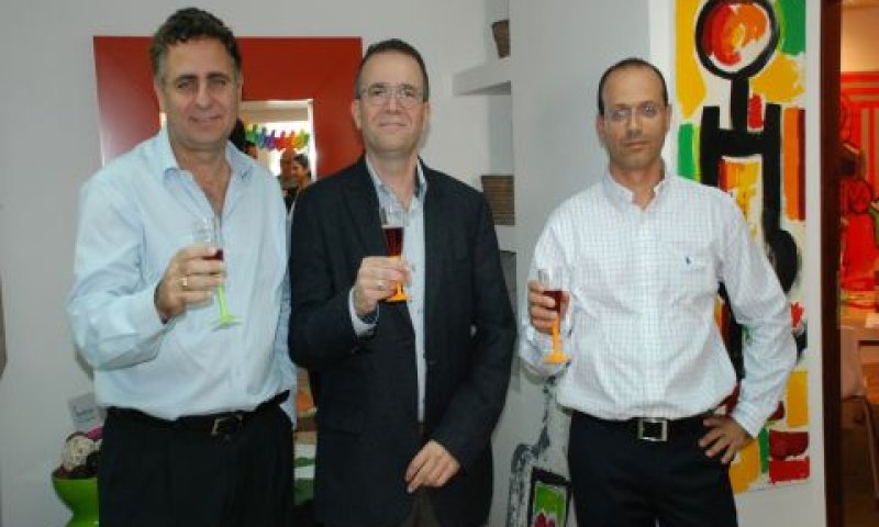 יורם מוטעי מנכ"ל קשרי תעופה, דב קלמן בעלים ומנכ"ל נויה תיירות ואיש העסקים רמי שביט חוגגים את העסקה [צילום: יח"צ נויה]