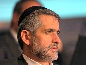 ישי, מזדהה עם התעשיה