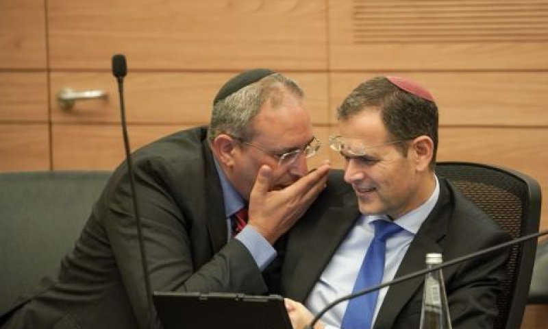 משה סעדה ואליהו רביבו מסתודדים [צילום: נועם מושקוביץ/דוברות הכנסת]