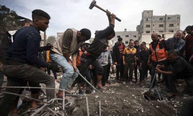 חופרים בהריסות חאן יונס [צילום: מוחמד דהמן/AP]