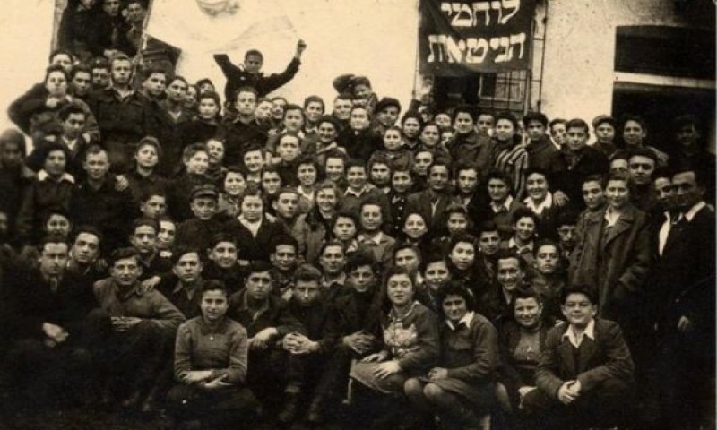 (1946) חברי תנועת דרור במחנה העקורים לנדסברג שחלקם נימנו לימים עם מייסדי קיבוץ לוחמי הגטאות בישראל.