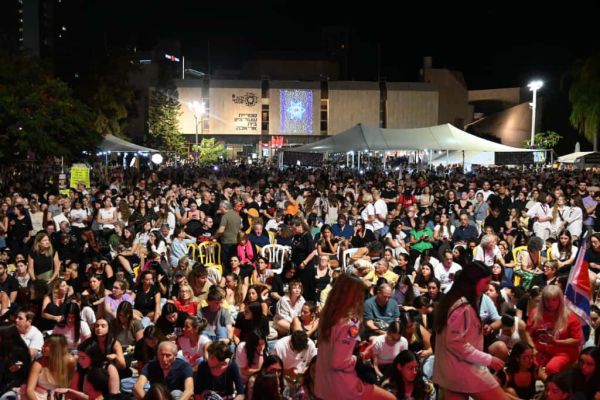 אלפים הגיעו לככר החטופים [צילום: פאולינה פטימר]