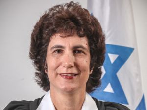מציגה את השאלה שבדיון [צילום: פלאש 90]