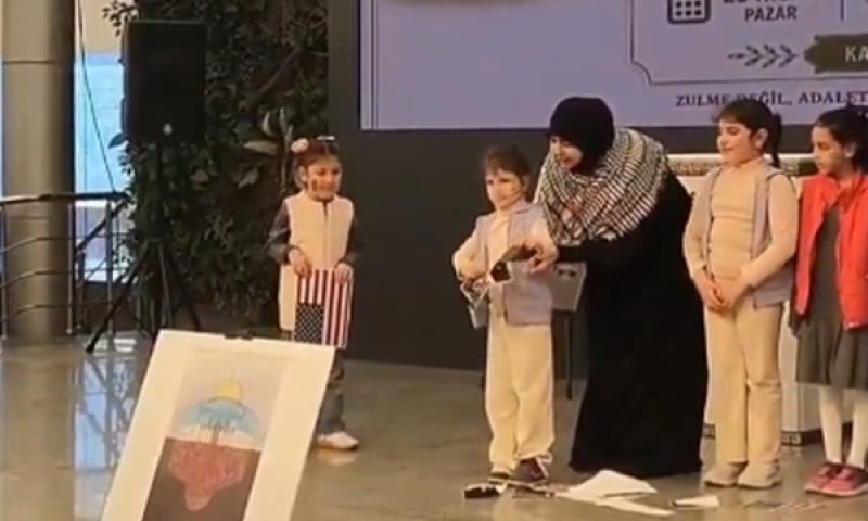 מאחורי הילדים ניצבה תמונתו של עלי חמינאי [צילום: מתוך הרשתות החברתיות]