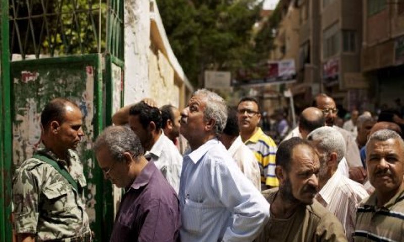 תור של מצביעים בכניסה לקלפי במצרים [צילום: AP]