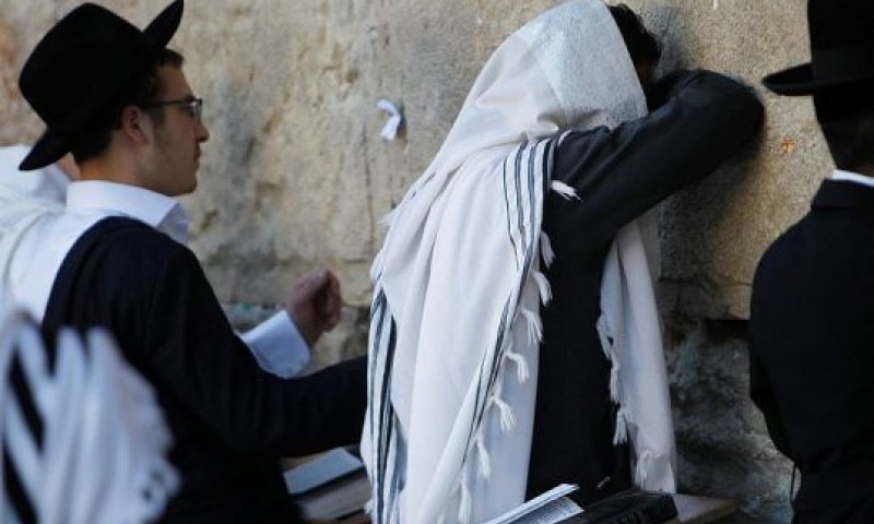 תפילה מוקדמת [צילום: פלאש 90]