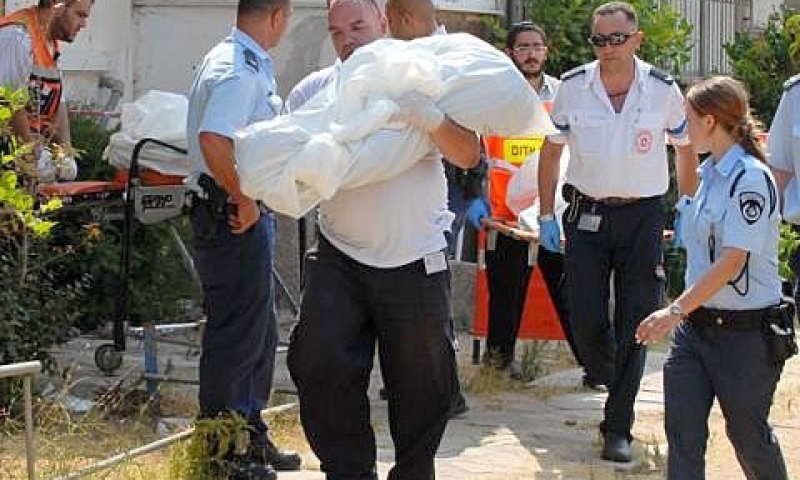 פינוי גופות ילדיו של בן דרור [צילום: פלאש 90]