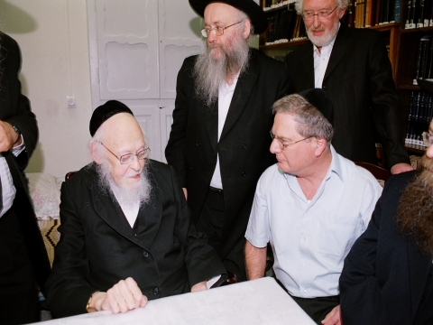 הרב יוסף שלום אלישיב מברך את מנכ"ל בנק הפועלים