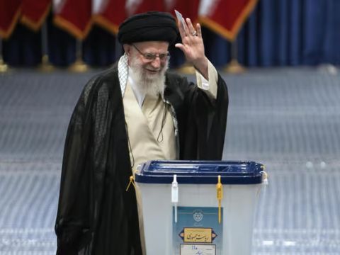 חמנאי הצביע בבחירות לנשיאות [צילום: AP/Vahid Salemi]