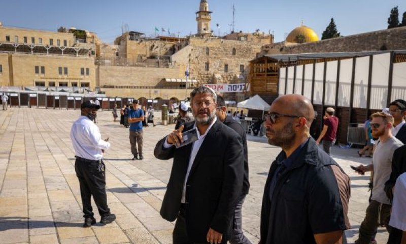 השר בן-גביר ברחבת הכותר המערבי, ליד הכניסה להר הבית [צילום: אוליביה פיטוסי, פלאש 90]