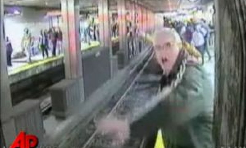 צילום מתוך קלטת האבטחה, 6.11.09 [צילום: AP]
