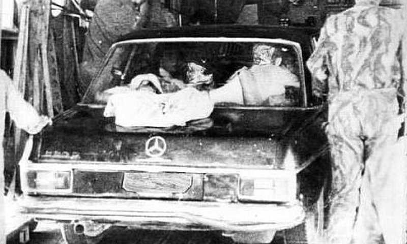 המרצדס השחורה ששימשה את הלוחמים [צילום: AP]