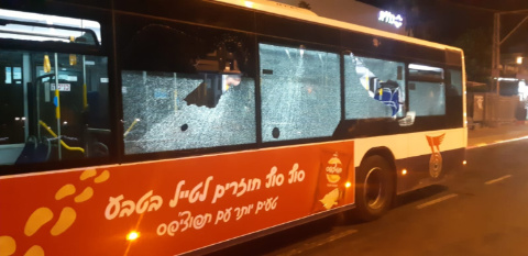 אוטובוס דן ביפו שנרגם באבנים [צילום: שימוש לפי סעיף 27א]