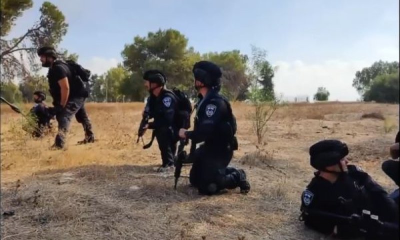 שוטרים נלחמים ב-7 באוקטובר [צילום: מן הטלוויזיה]