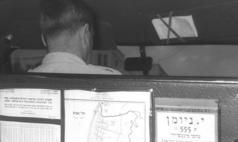 מוניות מונטיפיורי בת"א (1949) [צילום: פריץ כהן/לע"מ]