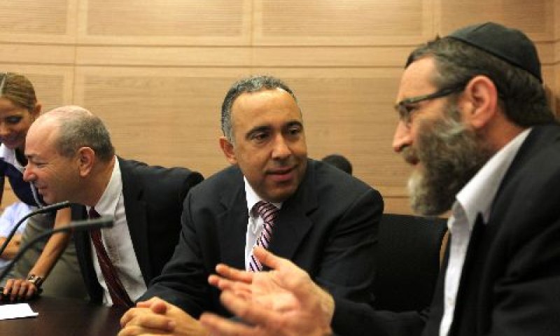 גפני משוחח עם אייל גבאי בוועדת הכספים, היום [צילום: פלאש 90]