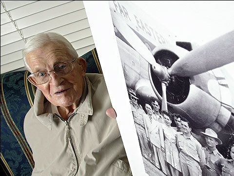 רוברט מגוויר מציג תמונה של אחד המטוסים שהשתתפו במבצע