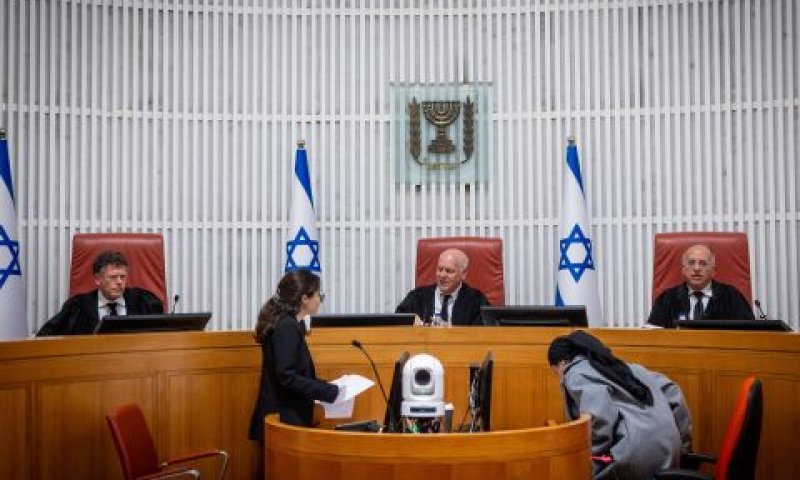 סולברג, פוגלמן ועמית בדיון הקודם [צילום: יונתן זינדל, פלאש 90]