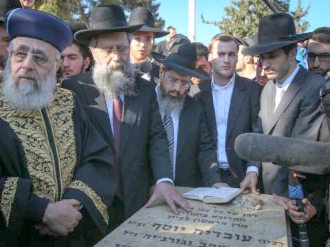 בניו של הרב יוסף. הצהרות לתקשורת על הקבר [צילום: פלאש 90]