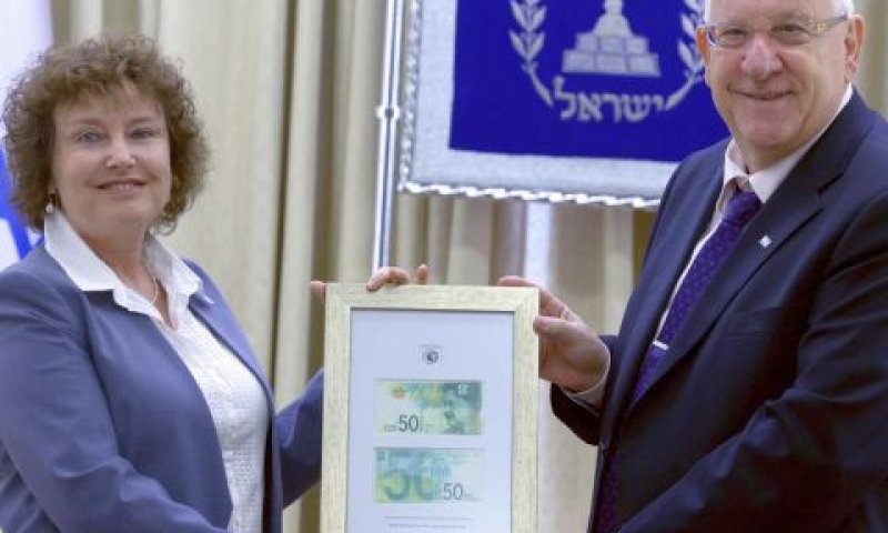 ריבלין ופלוג מציגים את השטר החדש [צילום: מארק ניימן / לע"מ]