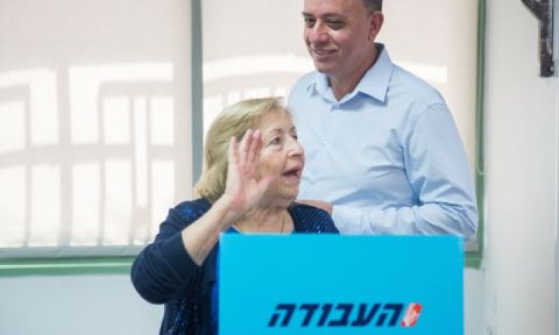 גבאי ואמו. 30 מושבים? [צילום: יונתן זינדל/פלאש 90]